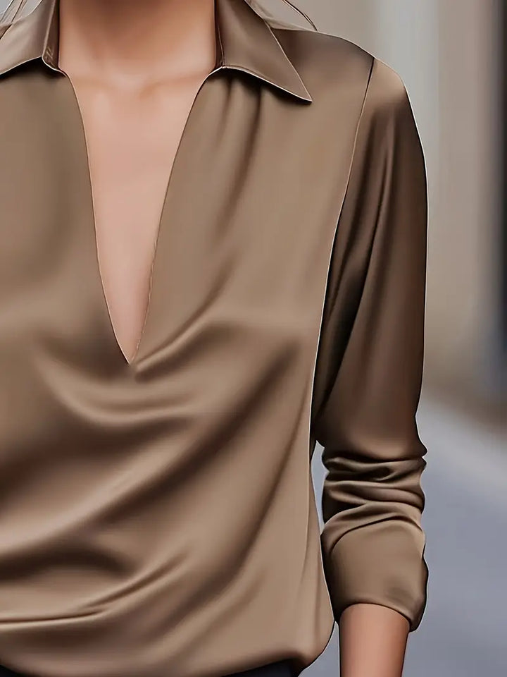 Nadene - חולצת צוואר V פרימיום