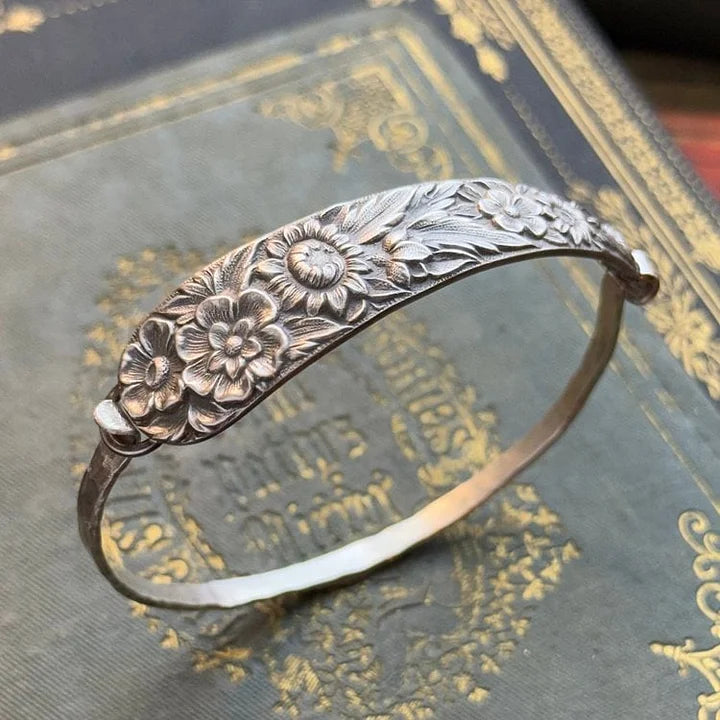 PetalCharm - צמיד כסף עם חריטה פרחונית וינטג'