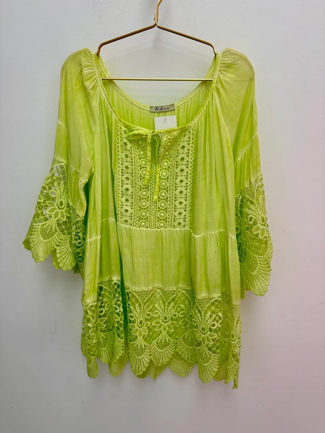 Lurdes - חולצה אופנתית עם צווארון עגול