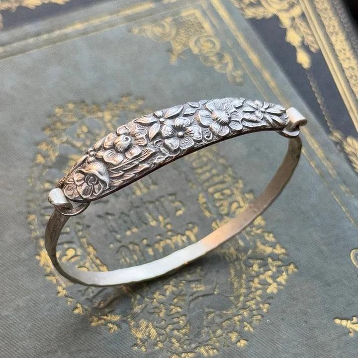 PetalCharm - צמיד כסף עם חריטה פרחונית וינטג'