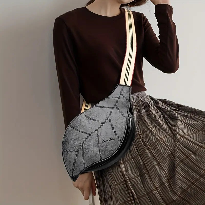 Carmela - תיק צד מעור עם רצועה מתכווננת ואבזם