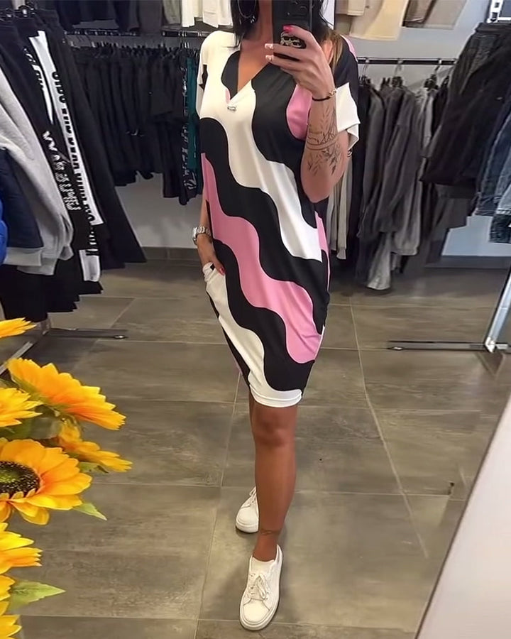 Penelope -  שמלת V צוואר מסוגננת עם הדפס גלי