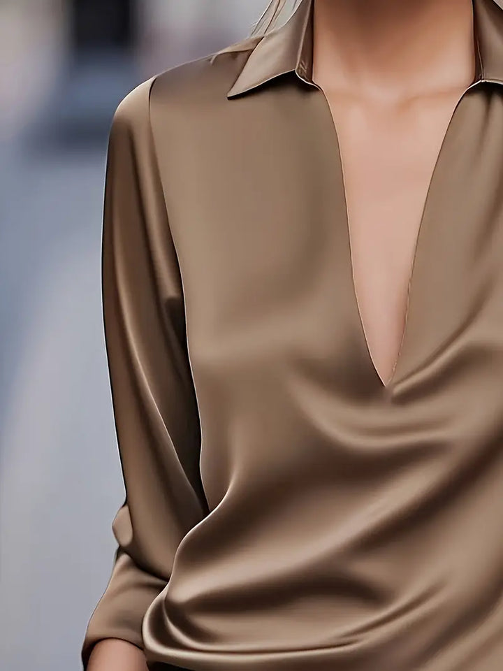 Nadene - חולצת צוואר V פרימיום