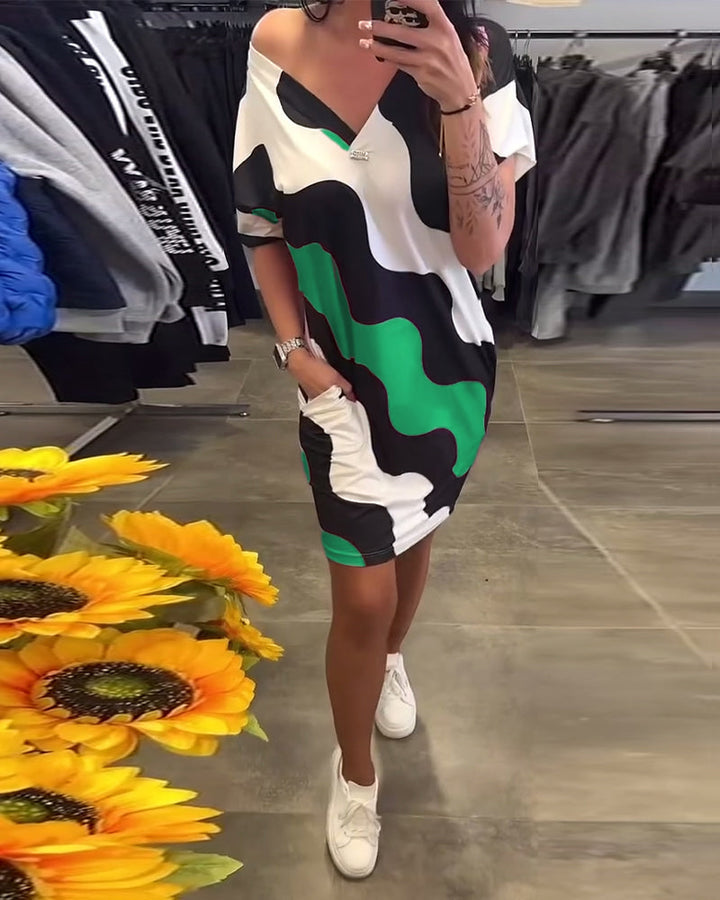 Penelope -  שמלת V צוואר מסוגננת עם הדפס גלי