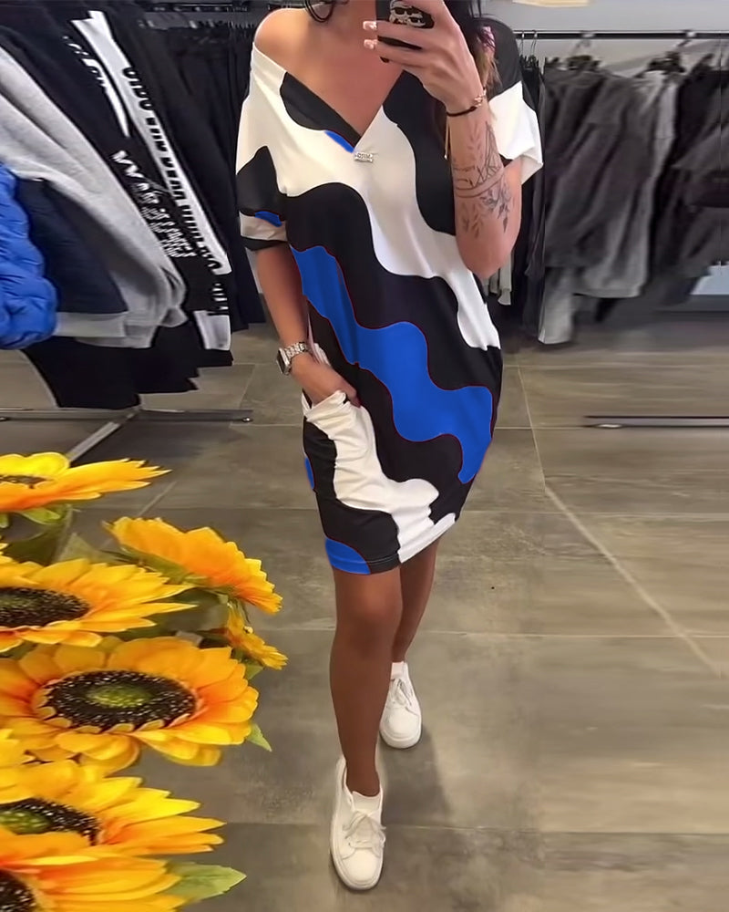 Penelope -  שמלת V צוואר מסוגננת עם הדפס גלי