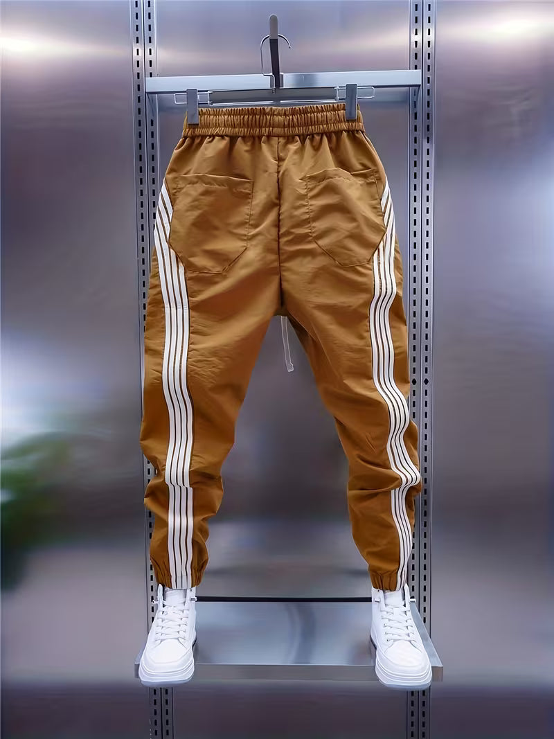 Nayyar - מכנסי קרגו עם פאנל טלאים ושרוולים מקופלים