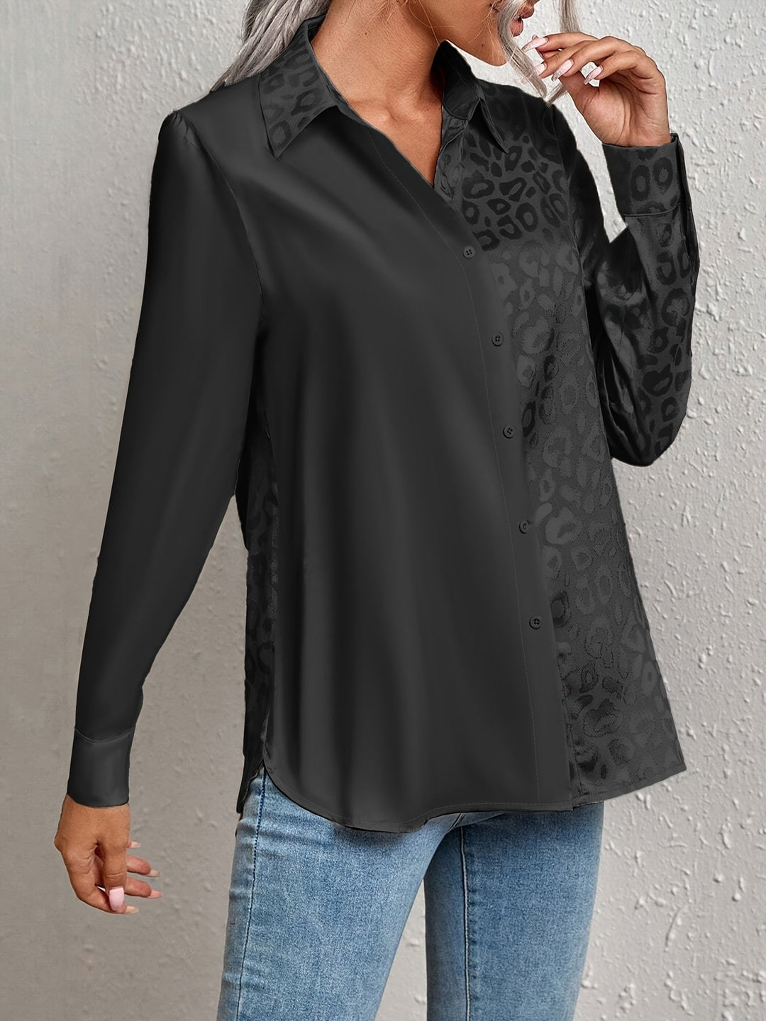 Gwendolyn - חולצת כפתורים דו-גוונית בסאטן עם הדפס ג'קארד נמר