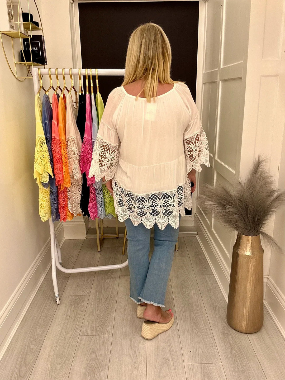 Lurdes - חולצה אופנתית עם צווארון עגול