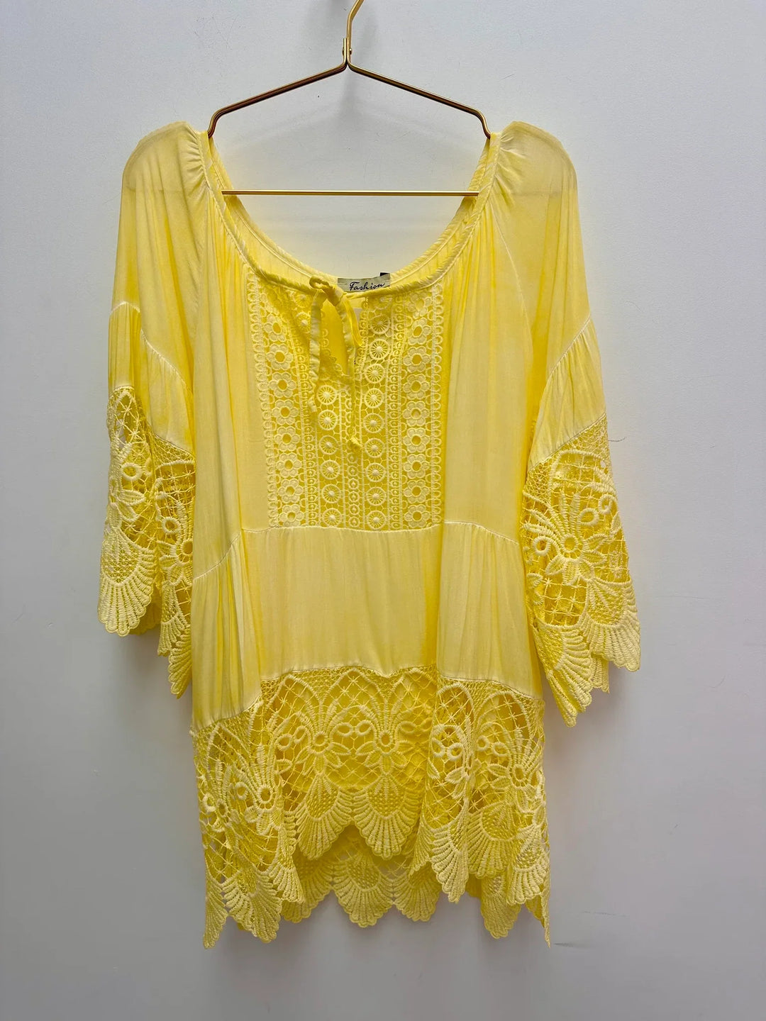 Lurdes - חולצה אופנתית עם צווארון עגול