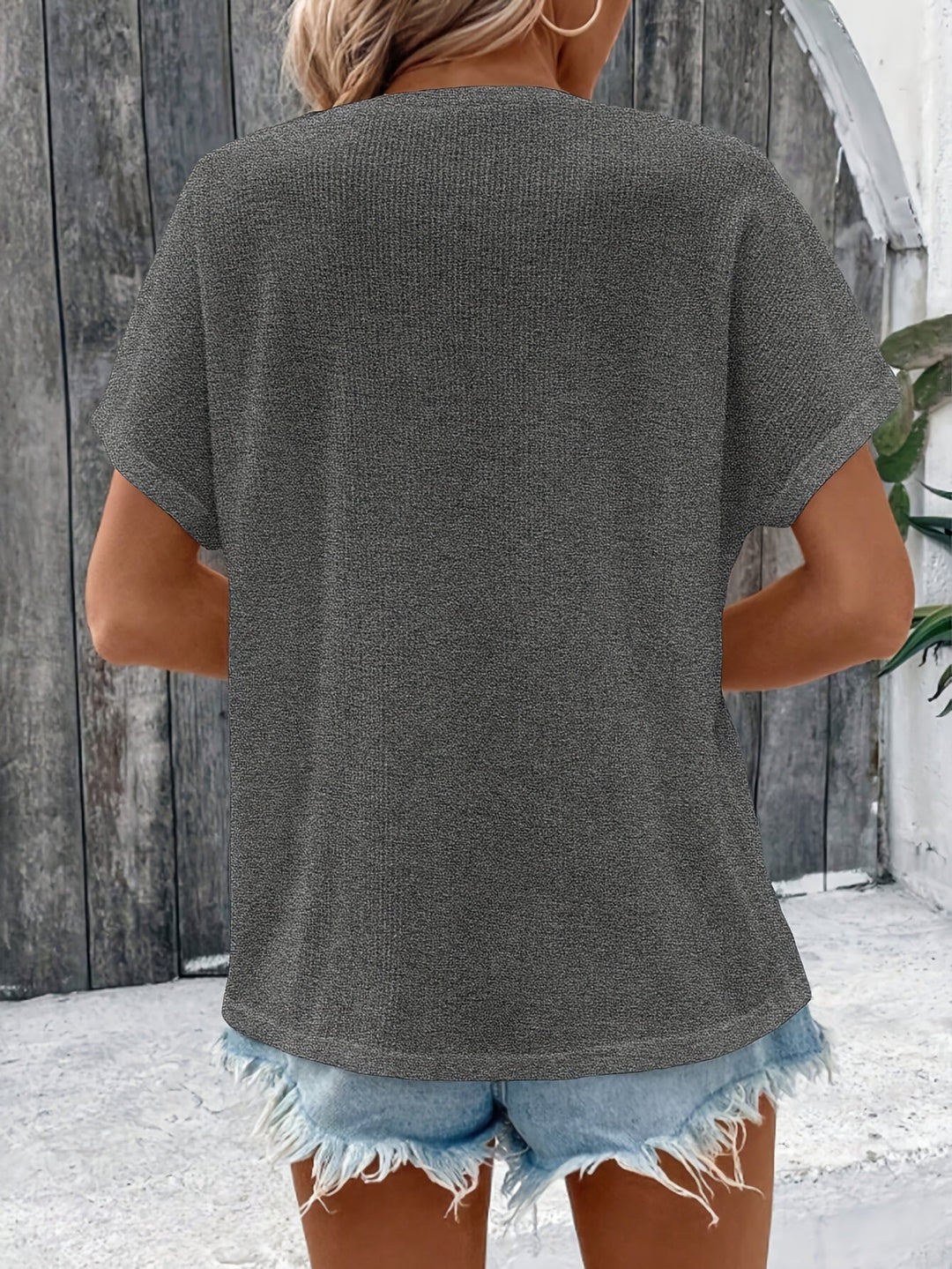 Marylou - חולצה יומיומית עם שרוול קצר וצווארון עגול