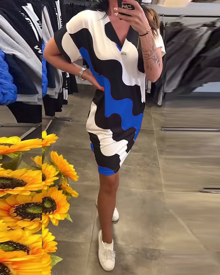 Penelope -  שמלת V צוואר מסוגננת עם הדפס גלי