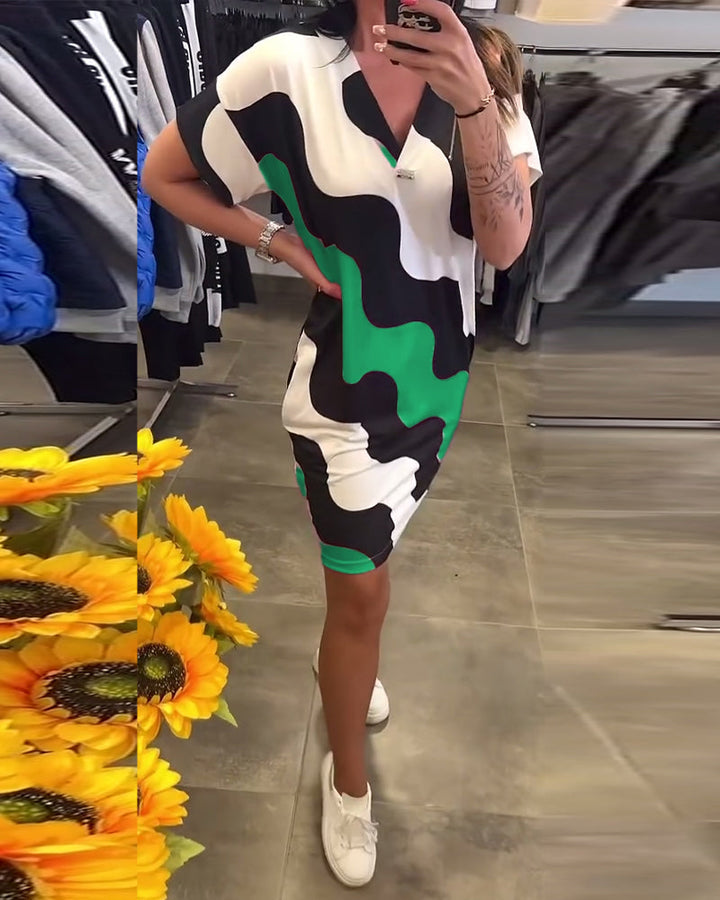 Penelope -  שמלת V צוואר מסוגננת עם הדפס גלי