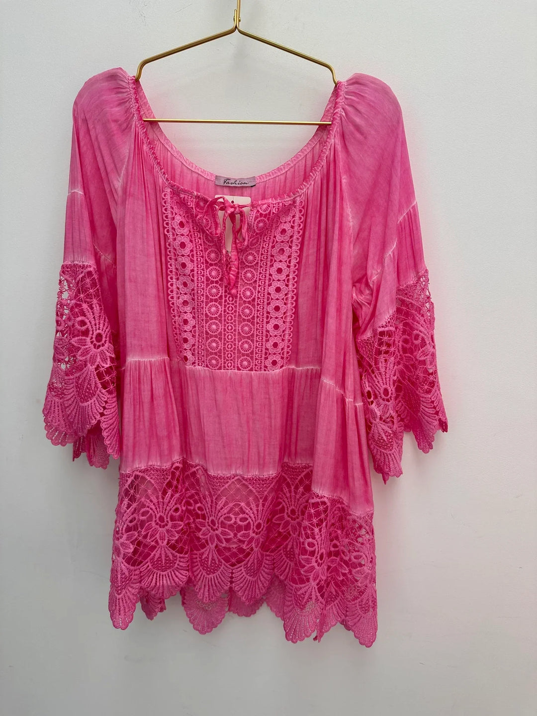 Lurdes - חולצה אופנתית עם צווארון עגול