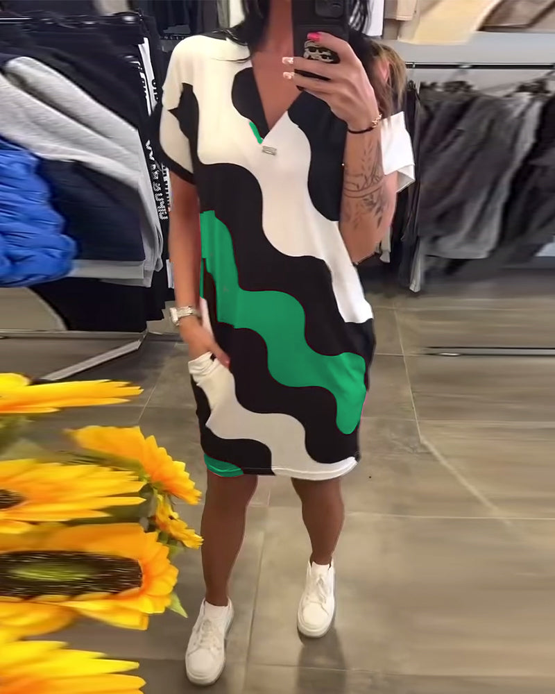 Penelope -  שמלת V צוואר מסוגננת עם הדפס גלי