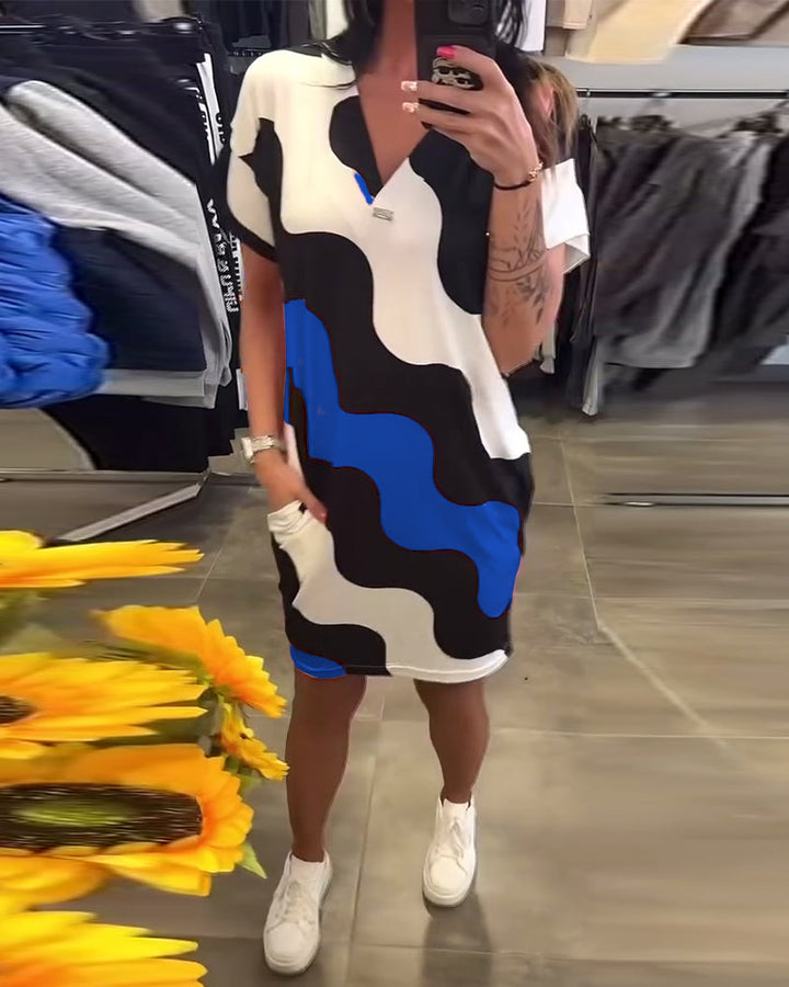 Penelope -  שמלת V צוואר מסוגננת עם הדפס גלי