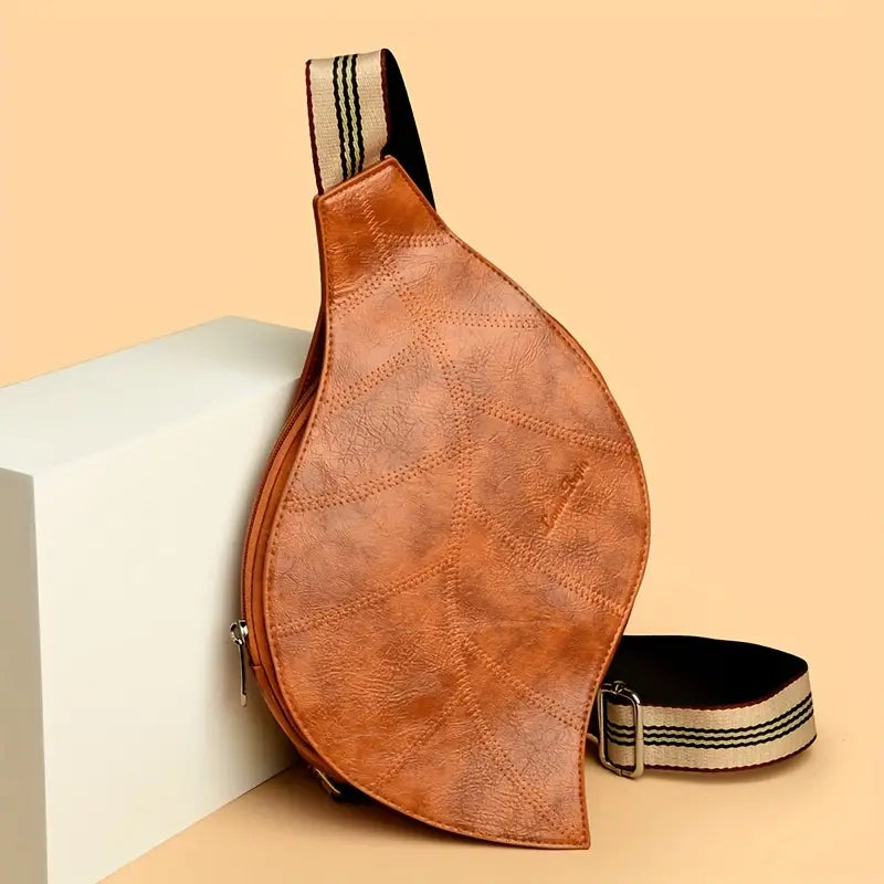 Carmela - תיק צד מעור עם רצועה מתכווננת ואבזם