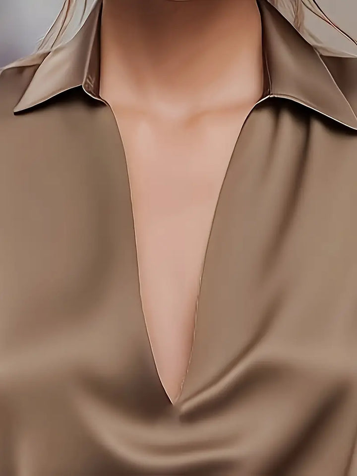 Nadene - חולצת צוואר V פרימיום