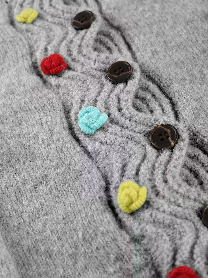 Kynza - קרדיגן גדול עם כפתורים צבעוניים בחזית