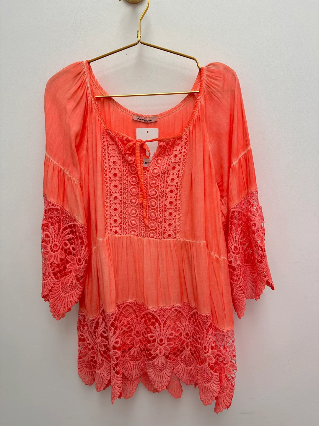 Lurdes - חולצה אופנתית עם צווארון עגול