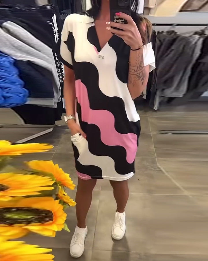 Penelope -  שמלת V צוואר מסוגננת עם הדפס גלי