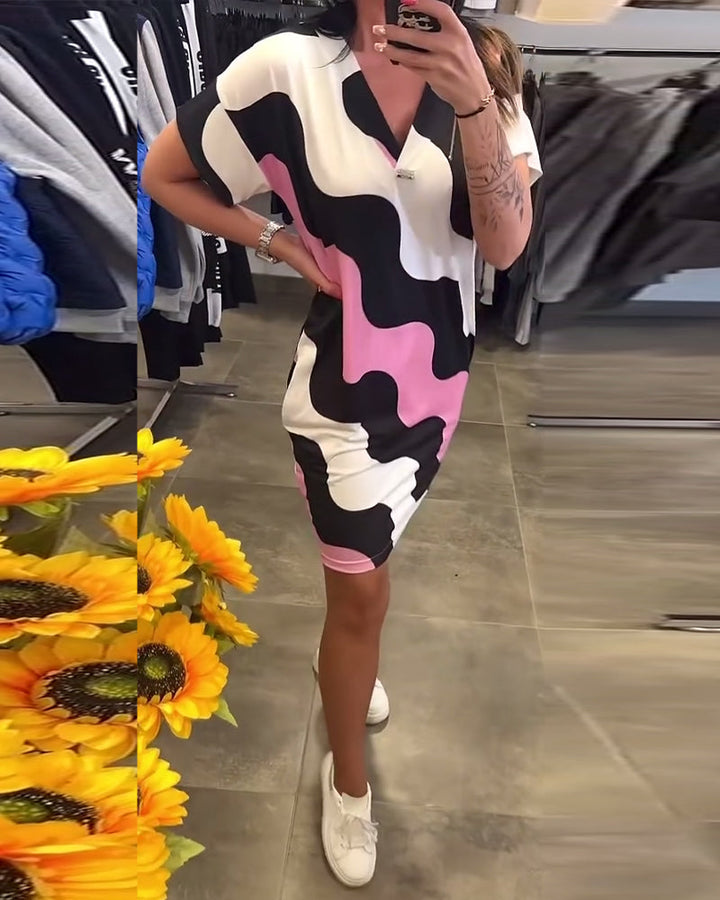 Penelope -  שמלת V צוואר מסוגננת עם הדפס גלי