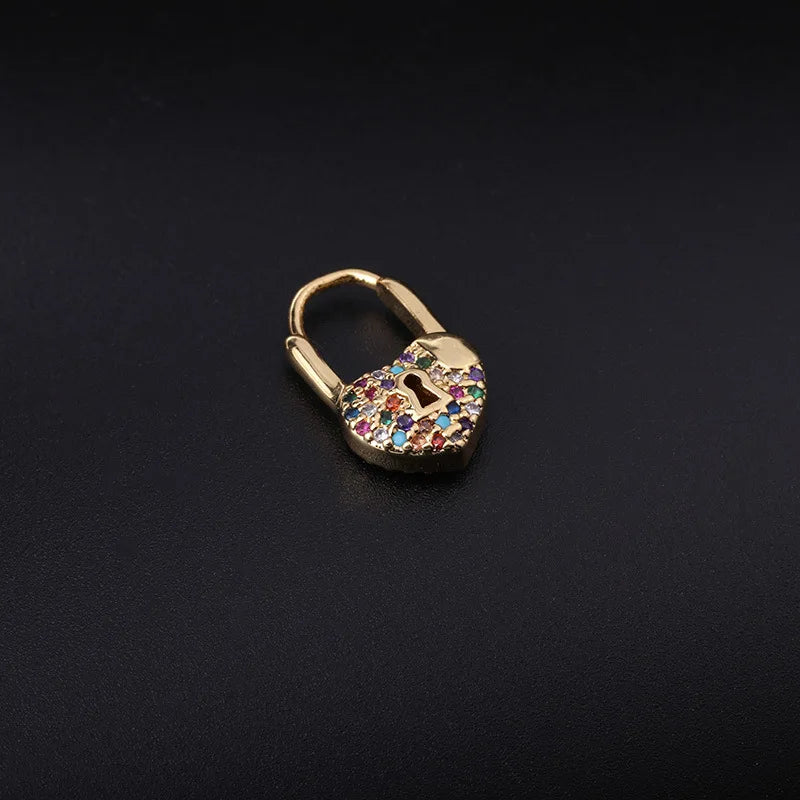 LuxeHeart - עגילי חישוק עם תליון לב