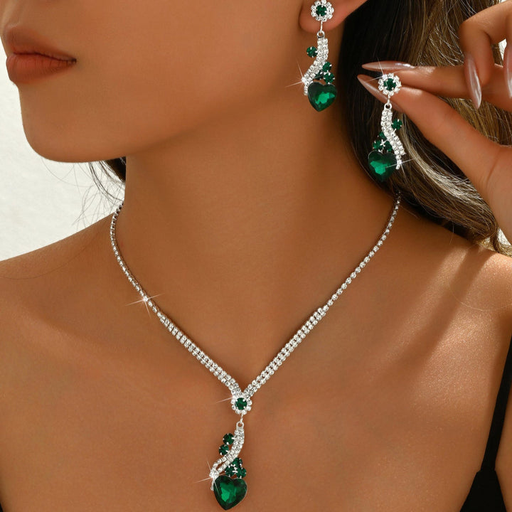 Lelia - סט שרשרת ועגילים משובצים באבני חן נוצצות