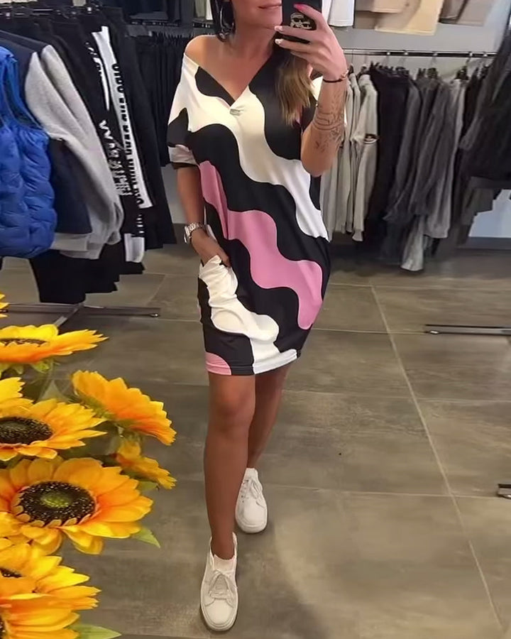 Penelope -  שמלת V צוואר מסוגננת עם הדפס גלי