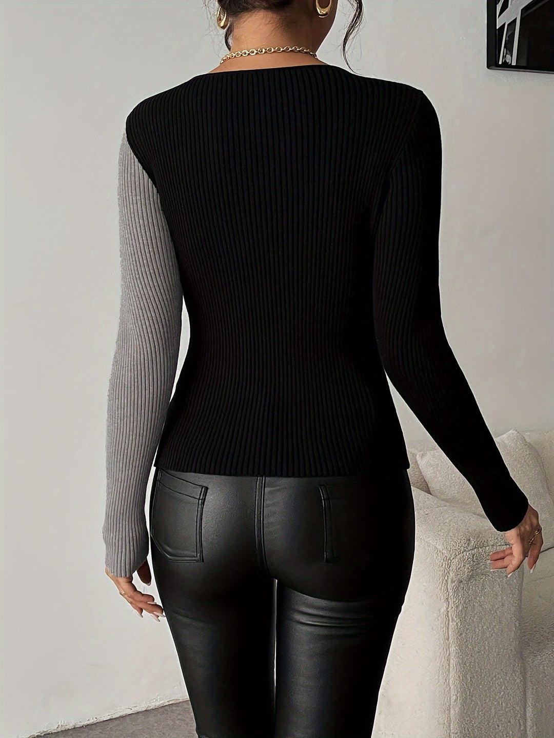 Rachel - חולצת סריג עם צווארון V ועליו