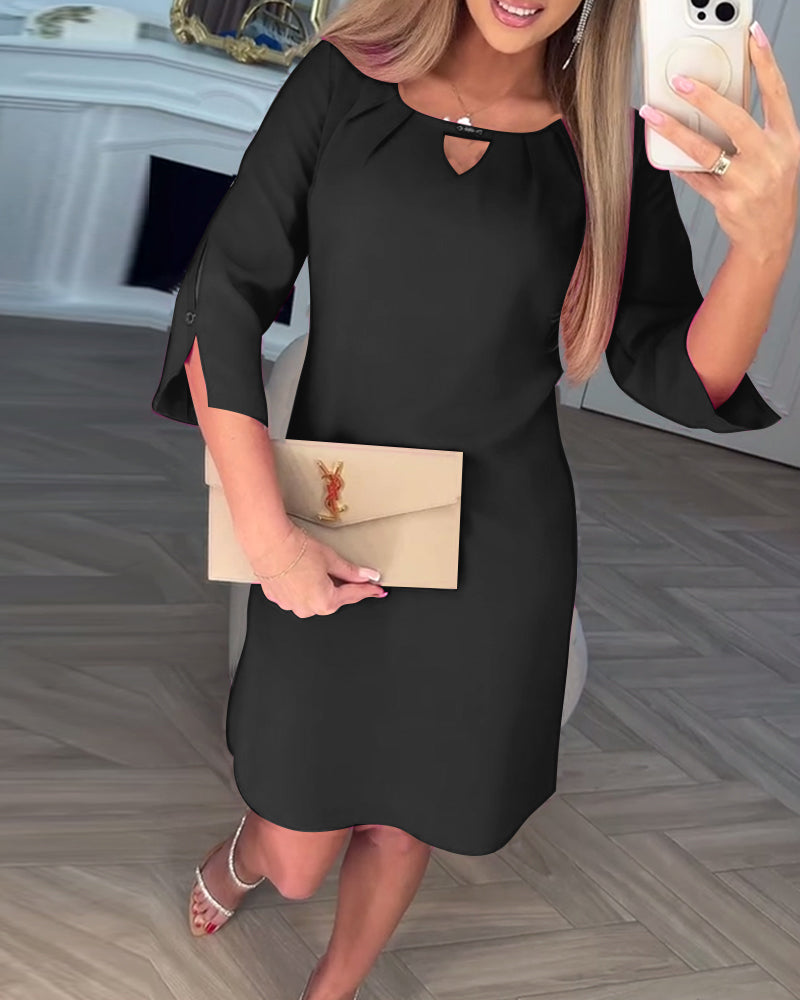 Kamelia - שמלת מיני עם שרוולים עם חריץ מפתח