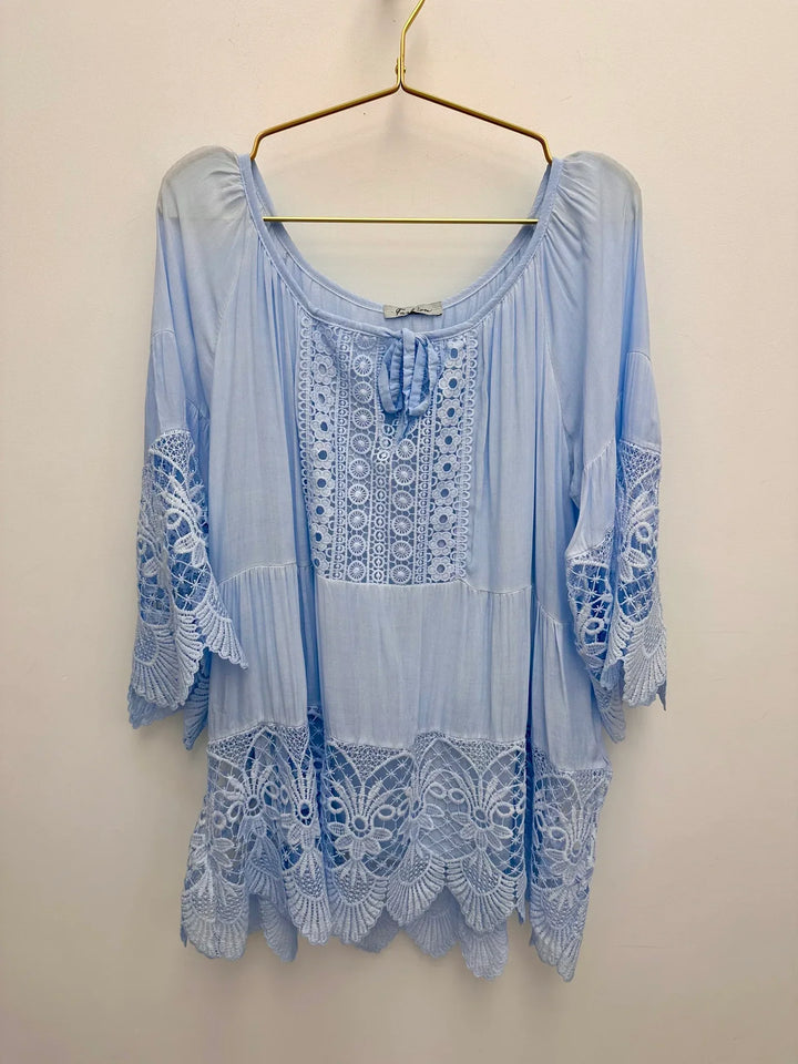 Lurdes - חולצה אופנתית עם צווארון עגול