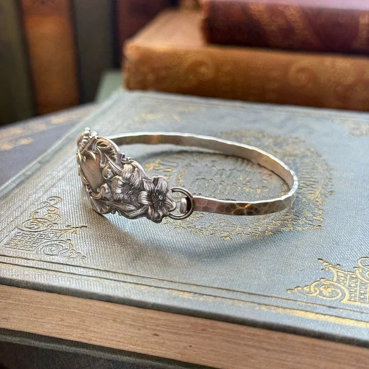 PetalCharm - צמיד כסף עם חריטה פרחונית וינטג'