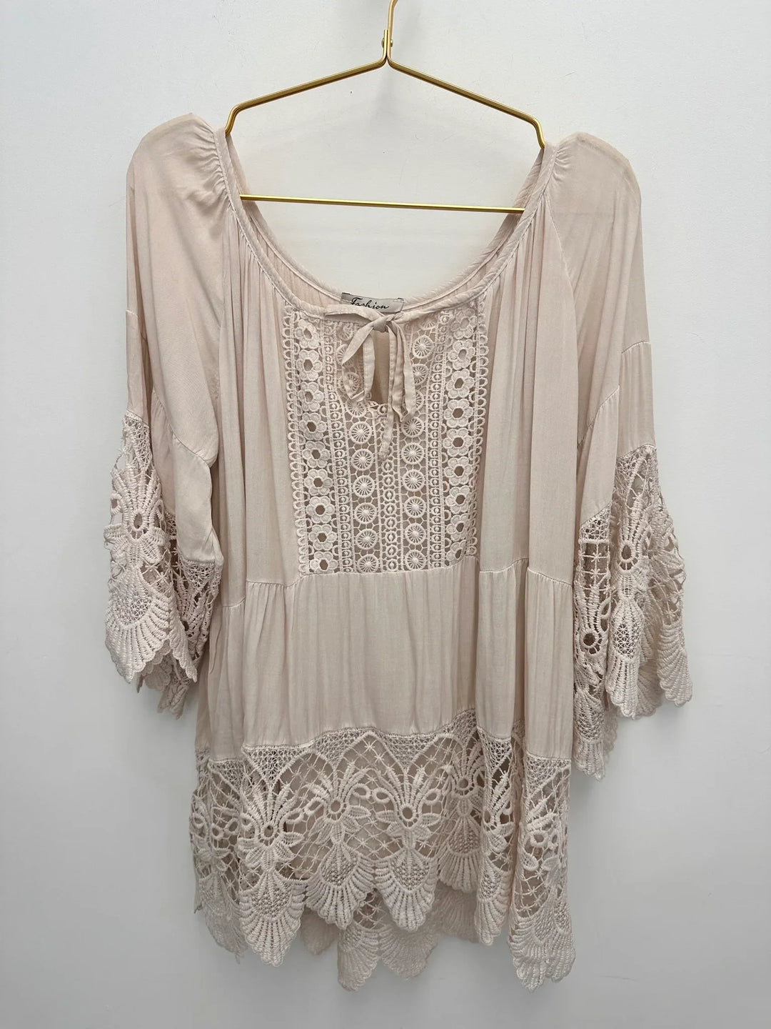 Lurdes - חולצה אופנתית עם צווארון עגול