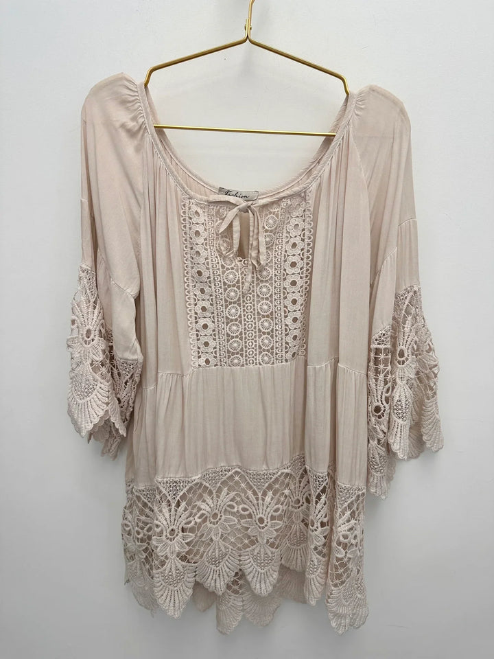 Lurdes - חולצה אופנתית עם צווארון עגול